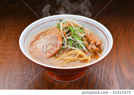 Attention) Steam is retouch synthesis. Miso ramen, miso ramen, miso ramen. Stir-fried bean sprouts, chive and carrot vegetables. 61915475