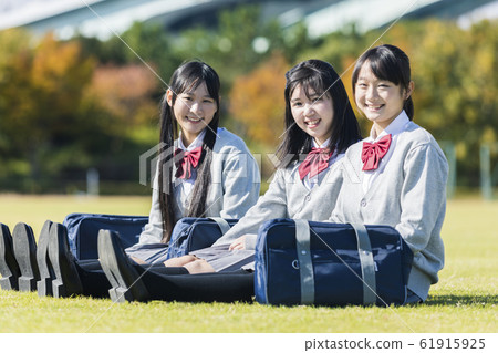高中學生坐在草坪上 高中學生坐在草坪上 61915925