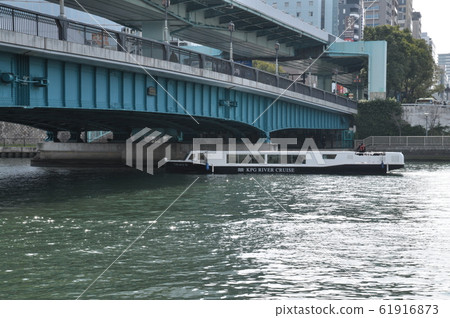 Waterside scenery Osaka Water Bus Aqua Liner Pleasure boat passing under the bridge Waterside scenery Osaka Water Bus Aqua Liner Pleasure boat passing under the bridge 61916873