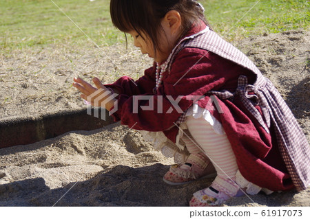 Girl playing sand 61917073
