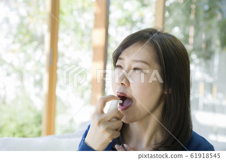 年輕女子噴喉 61918545