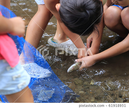孩子們喜歡釣魚 孩子們喜歡釣魚 61918931
