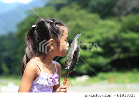 Children enjoying fishing 61919525