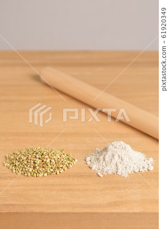 鑽孔的水果，蕎麥粉和盤子上的一根棍子 61920349