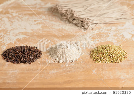 麵條，蕎麥粉和蕎麥在熱軋板上 61920350