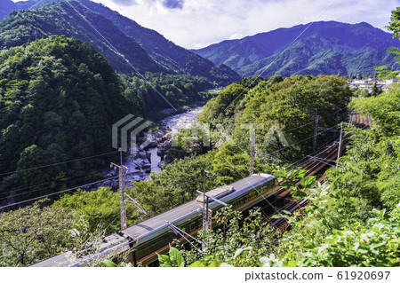 長野縣 中央西線電車經過木次次 中閣無樓 照片素材 圖片 圖庫