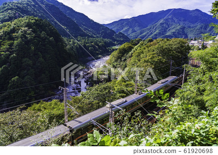 長野縣 中央西線電車經過木次次 中閣無樓 照片素材 圖片 圖庫