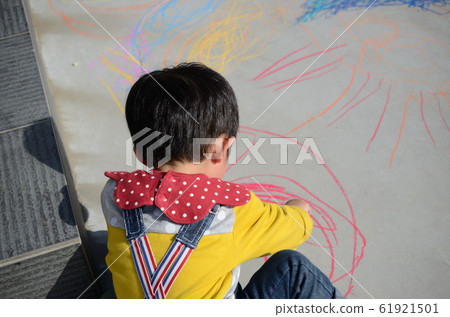 A child 61921501