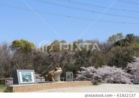 光明池塘春天風景 61922137