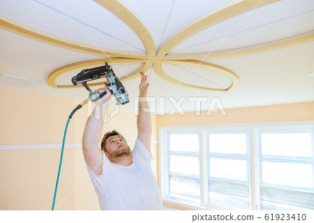 Installing ceiling moldings in the interior 61923410