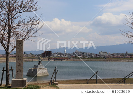 大阪Sa山市。佐山池塘春天風景 61923639