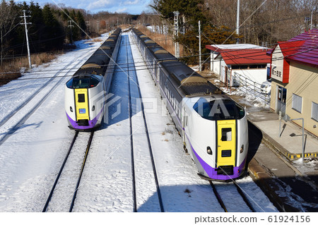 冬天穿過北海道森町小岳岳站的特快列車的照片 61924156