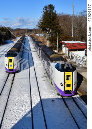 冬天穿過北海道森町小岳岳站的特快列車的照片 61924157