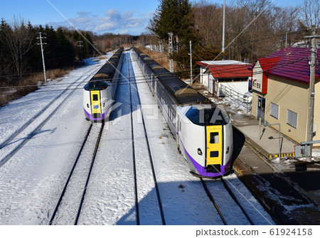 冬天穿過北海道森町小岳岳站的特快列車的照片 61924158