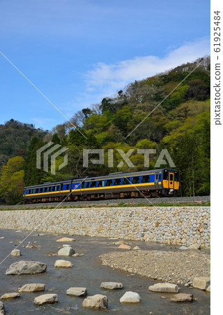 A supermarket running along the river 61925484