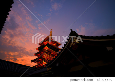 Tokyo cityscape in Japan @ Sensoji Temple (sunset) Tokyo cityscape in Japan @ Sensoji Temple (sunset) 61925529