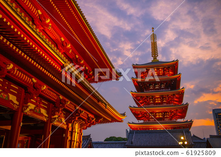 Tokyo cityscape in Japan @ Sensoji Temple (sunset) Tokyo cityscape in Japan @ Sensoji Temple (sunset) 61925809