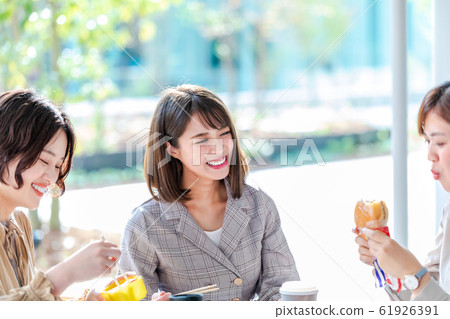 Lunch break Eating a lunch with a colleague Photography cooperation "Kinki University" 61926391