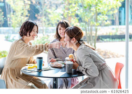 午休時間與同事攝影合作社“近畿大學”共進午餐 61926425