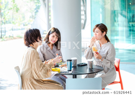 午休時間與同事攝影合作社“近畿大學”共進午餐 午休時間與同事攝影合作社“近畿大學”共進午餐 61926441