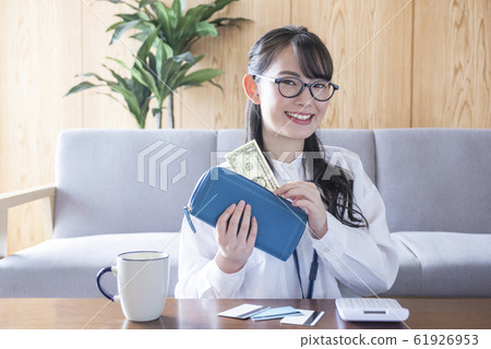 春季錢包-帶有時尚經典藍色錢包的女人 61926953