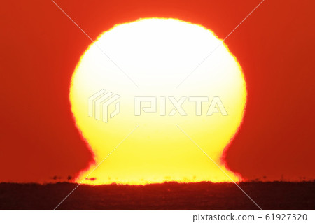 Sunset over the setting sun Sunset over the setting sun 61927320