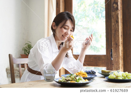 一個年輕的女人做飯 61927689