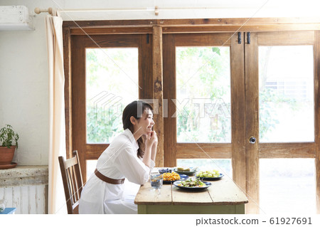 一個年輕的女人做飯 61927691