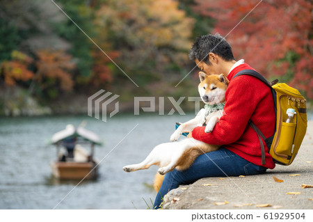 Japanese tourists sit and relax along the Japanese tourists sit and relax along the 61929504
