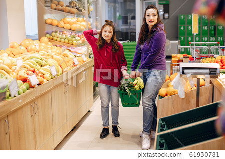 Mother with a daughter in a supermarket 61930781