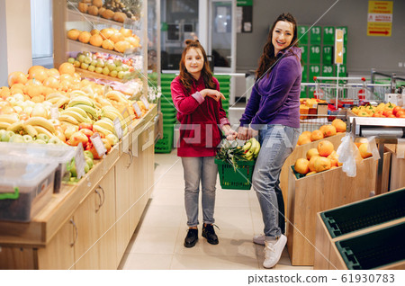 Mother with a daughter in a supermarket 61930783