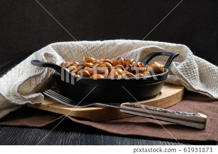 Cast iron pan with fried champignon 61931873