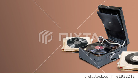 gramophone playing a vinyl record gramophone playing a vinyl record 61932215