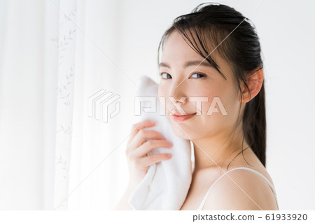 Beauty image (wet hair, wet hair, moisture Beauty image (wet hair, wet hair, moisture 61933920