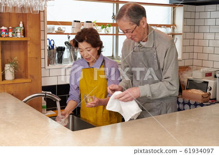 年長的夫婦一起在廚房裡洗 年長的夫婦一起在廚房裡洗 61934097
