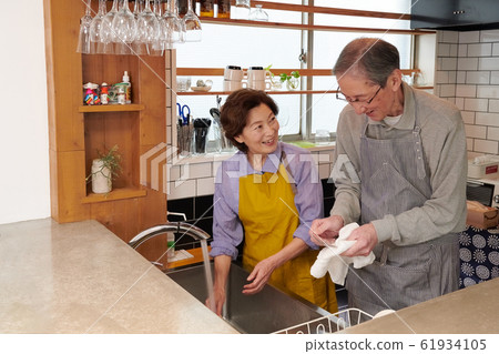 年長的夫婦一起在廚房裡洗 61934105