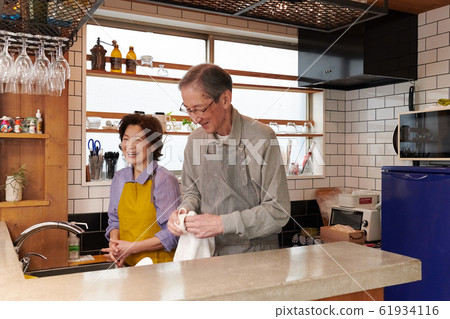 年長的夫婦一起在廚房裡洗 年長的夫婦一起在廚房裡洗 61934116