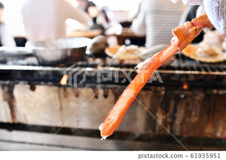 Snow crab barbecue 61935951