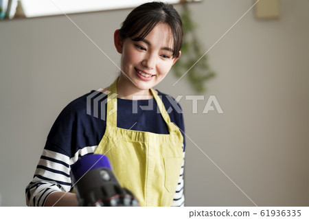Housewife (young woman, cleaning, apron, lifestyle, housework Housewife (young woman, cleaning, apron, lifestyle, housework 61936335