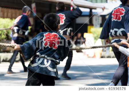 孩子們穿著節日外套 孩子們穿著節日外套 61936576