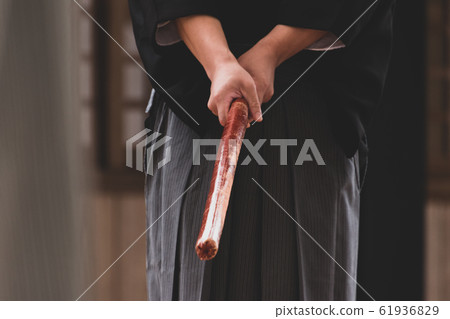 拿著麻袋竹劍的人 61936829