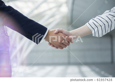 業務現場握手事件 業務現場握手事件 61937428