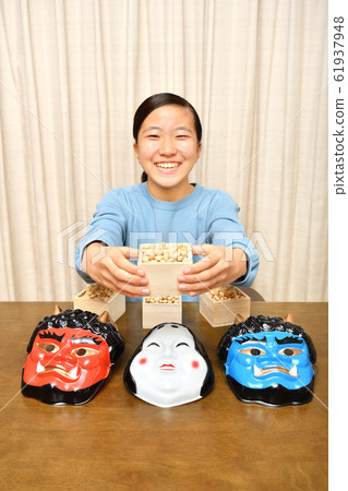 Girl enjoying setsubun Girl enjoying setsubun 61937948