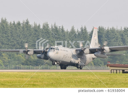 美國空軍的C-130運輸機降落在橫田基地 美國空軍的C-130運輸機降落在橫田基地 61938004