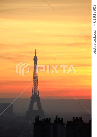 Evening glow of the Eiffel Tower 61938902