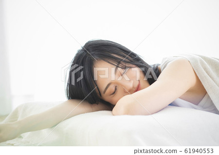 女人睡覺睡覺 女人睡覺睡覺 61940553