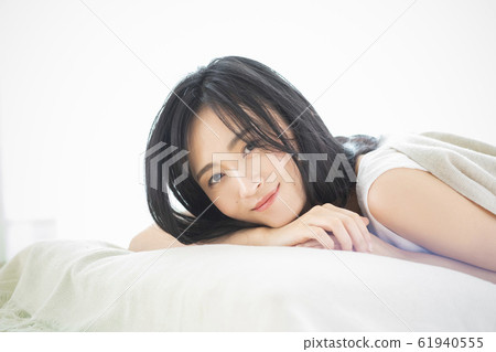 女人睡覺醒來 女人睡覺醒來 61940555