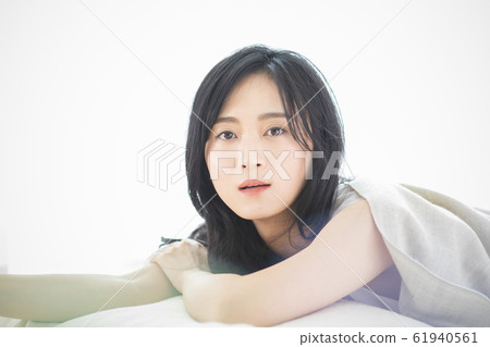 女人睡覺醒來 61940561