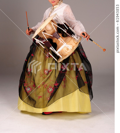 韓服穿著韓國婦女和韓國傳統樂器 61943853