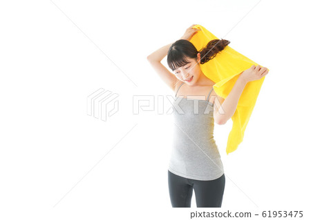 洗澡的年輕女子 61953475